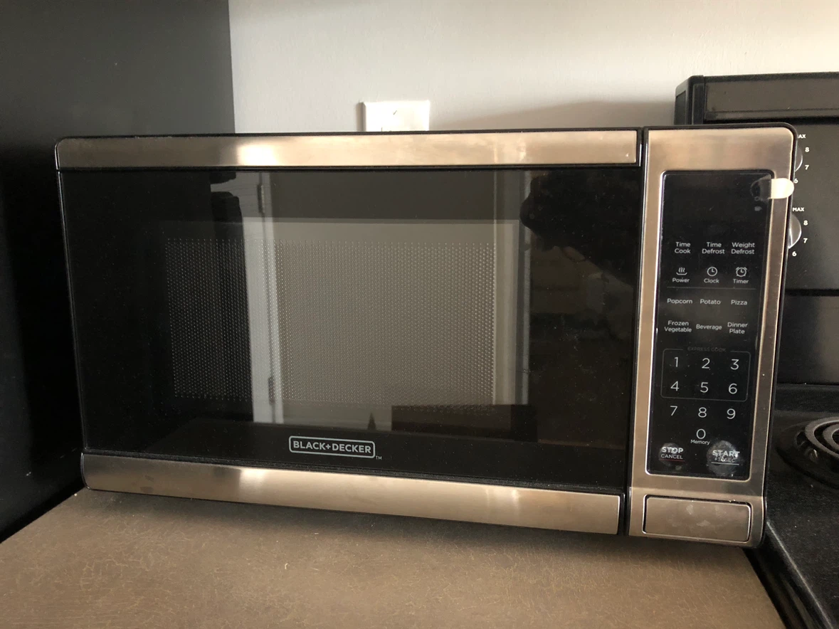 MOVE OUT SALE: BLACK+DECKER Microwave Oven