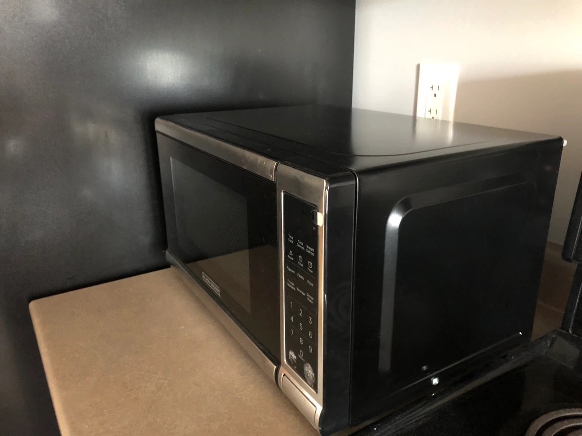 MOVE OUT SALE: BLACK+DECKER Microwave Oven - photo 2