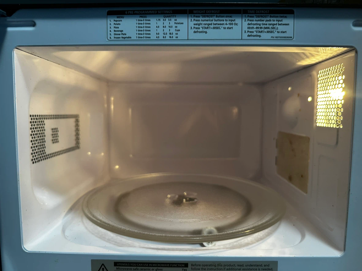 MOVE OUT SALE: BLACK+DECKER Microwave Oven - photo 3