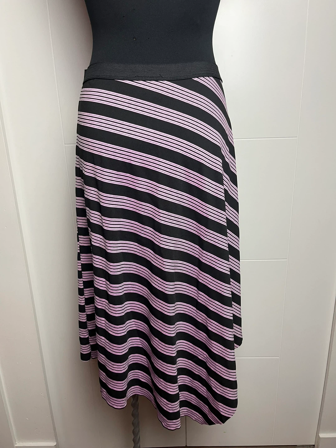 Von Maur M Midi Skirt Black Pink Stripes Size M - photo 2