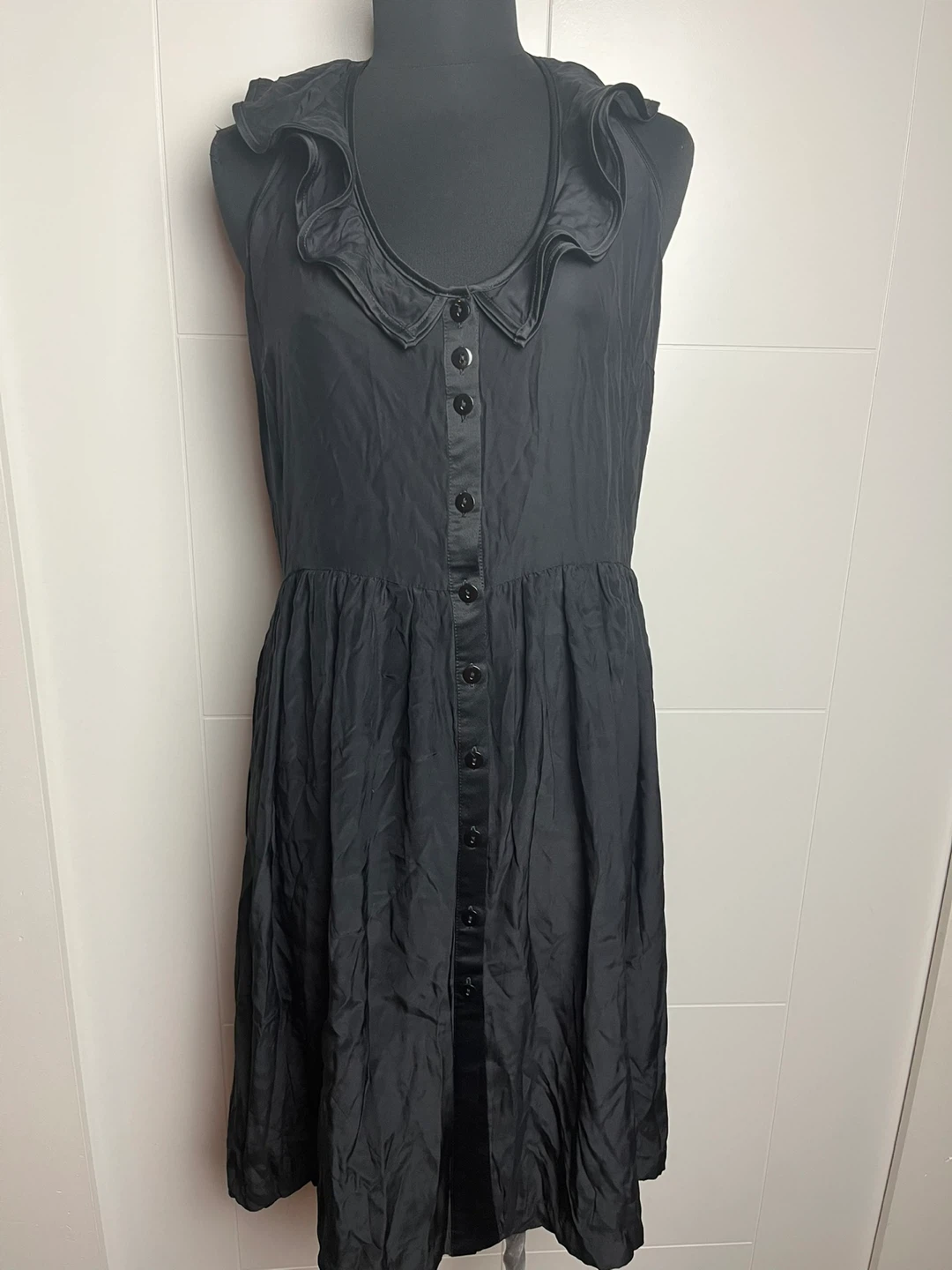 Black Sleeveless Dress with Ruffle Collar