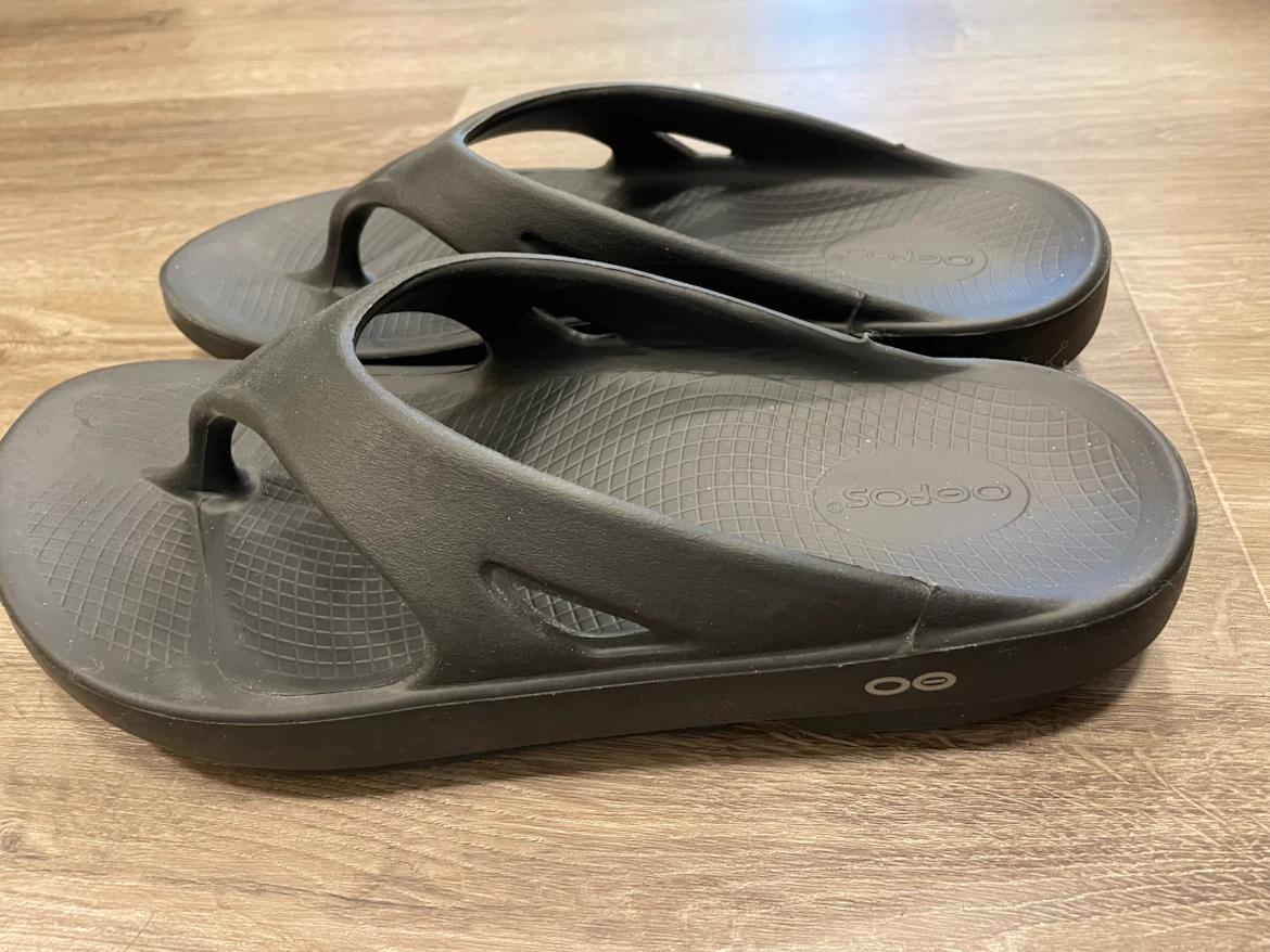 OOFOS Black Flip Flops Size EU 42 / US M9-W11