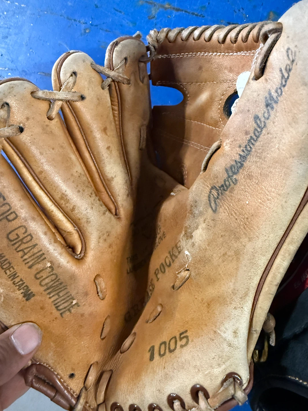 Rawlings & Eastons Baseball Mitts & Bat - photo 4