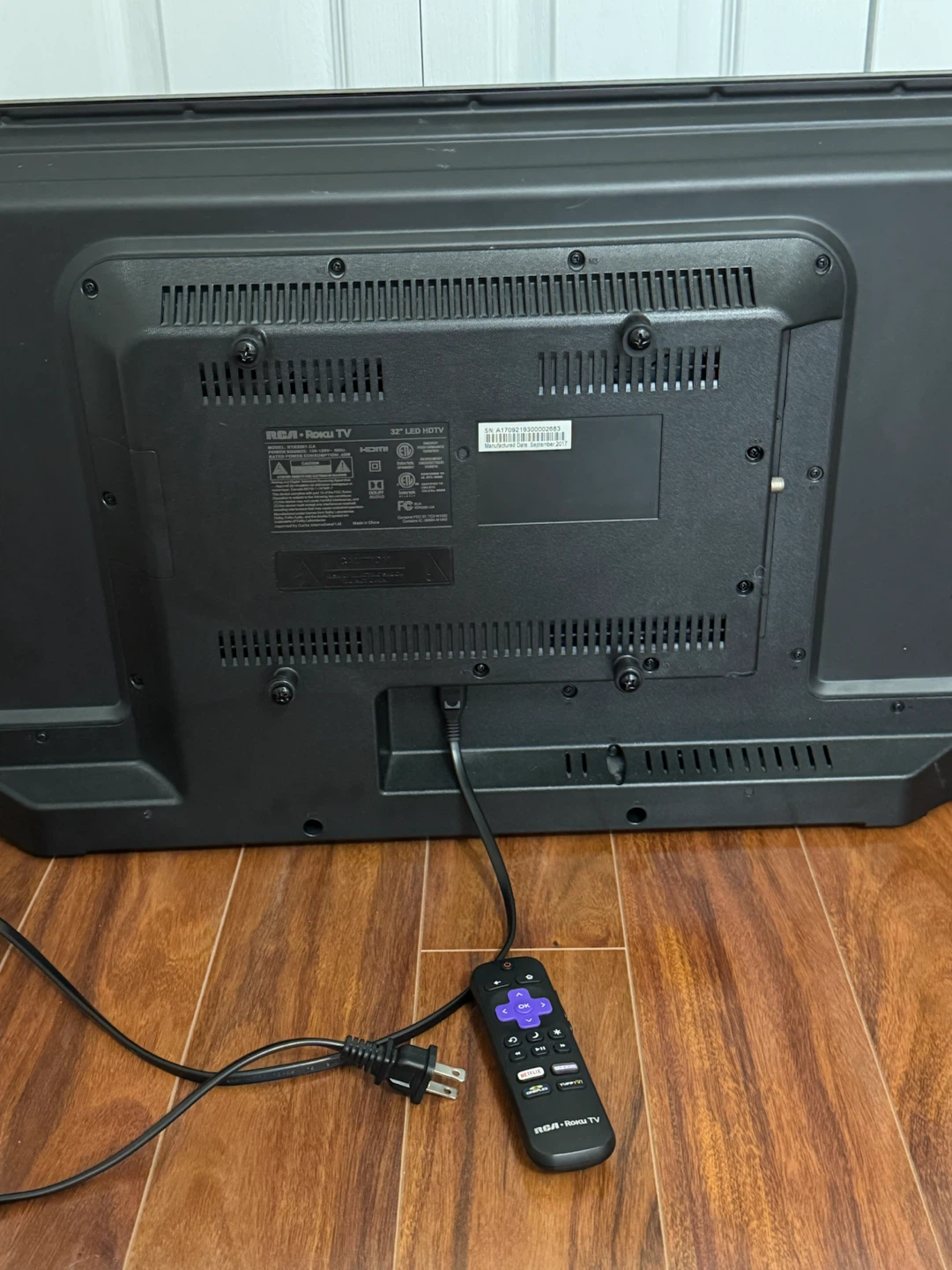 RCA 32" Roku TV LED HDTV - photo 4