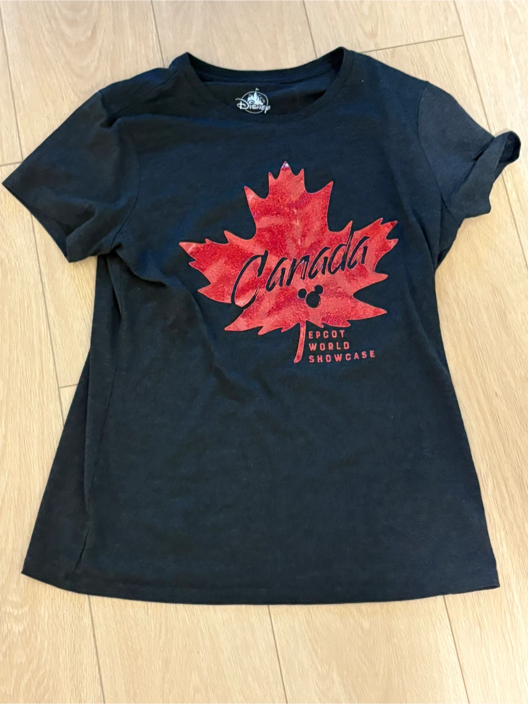 Medium Disney Canada Epcot World  tshirt Mickey Mouse