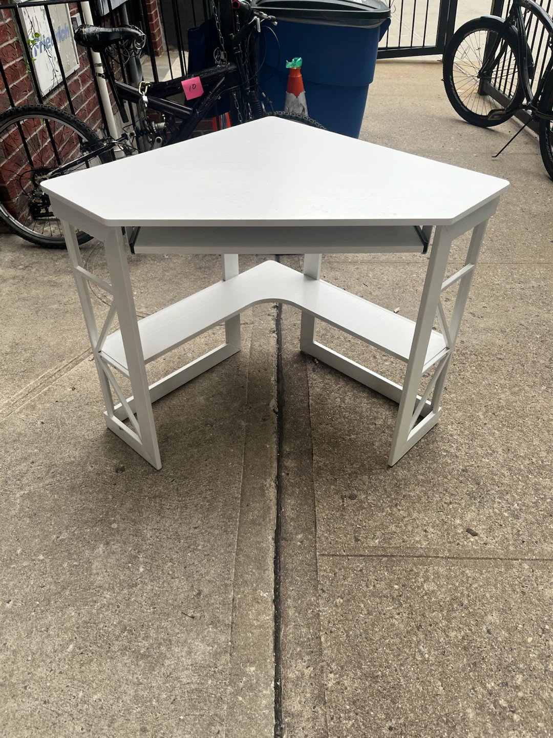 White Corner Desk with Pull-out Keyboard Tray