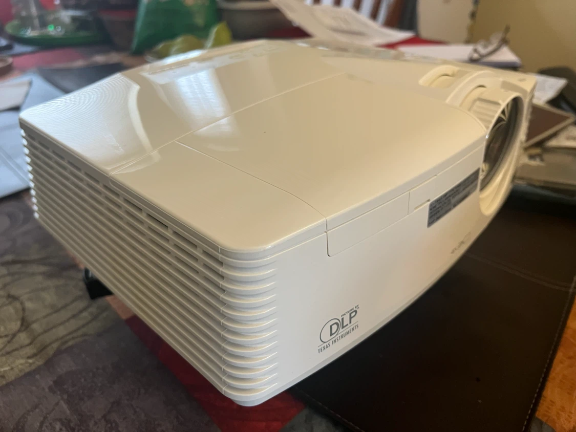 Mitsubishi FD630U Projector - photo 3