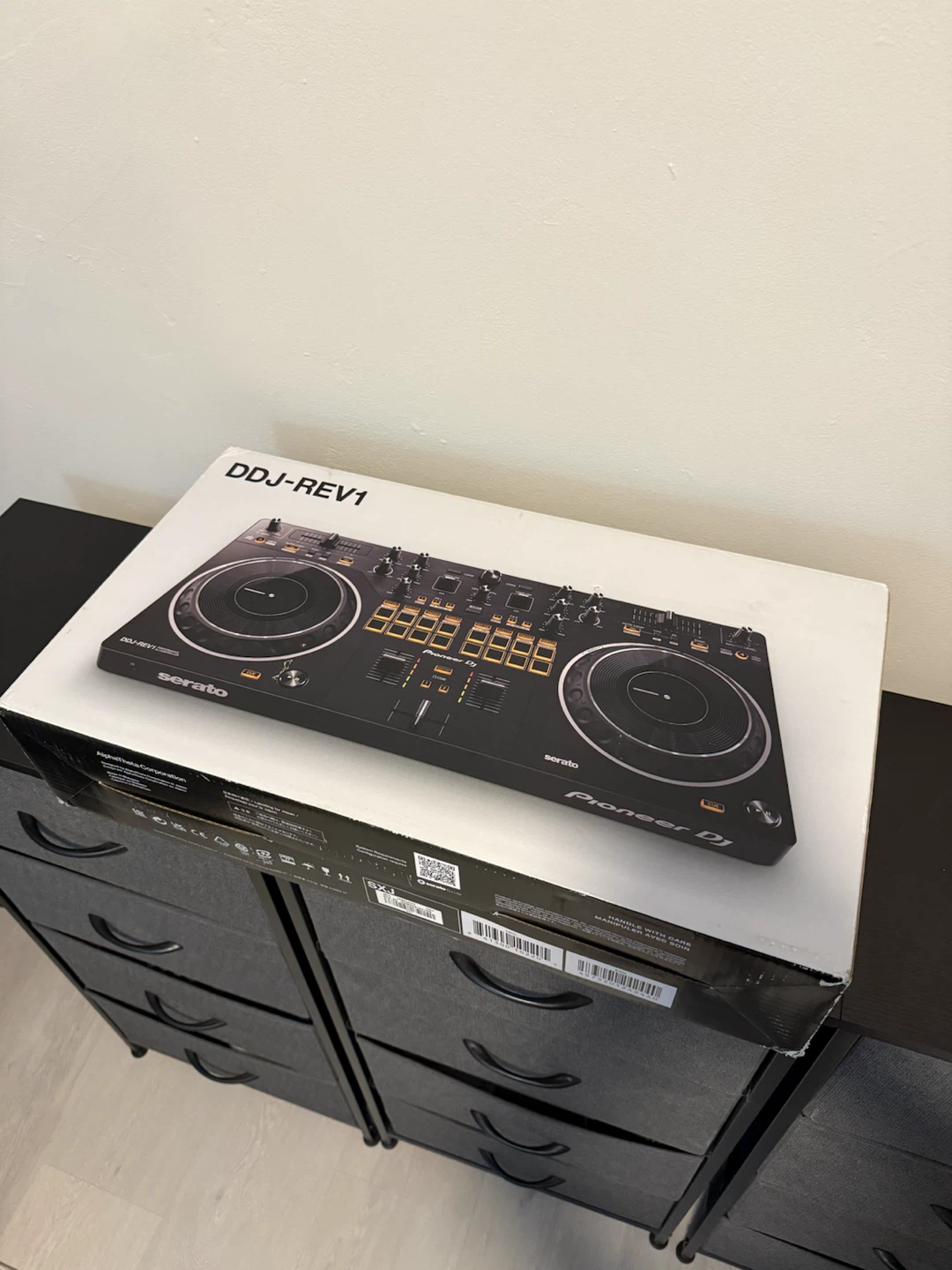 Pioneer DDJ-REV1 – Excellent Condition – Only 2 Months Used