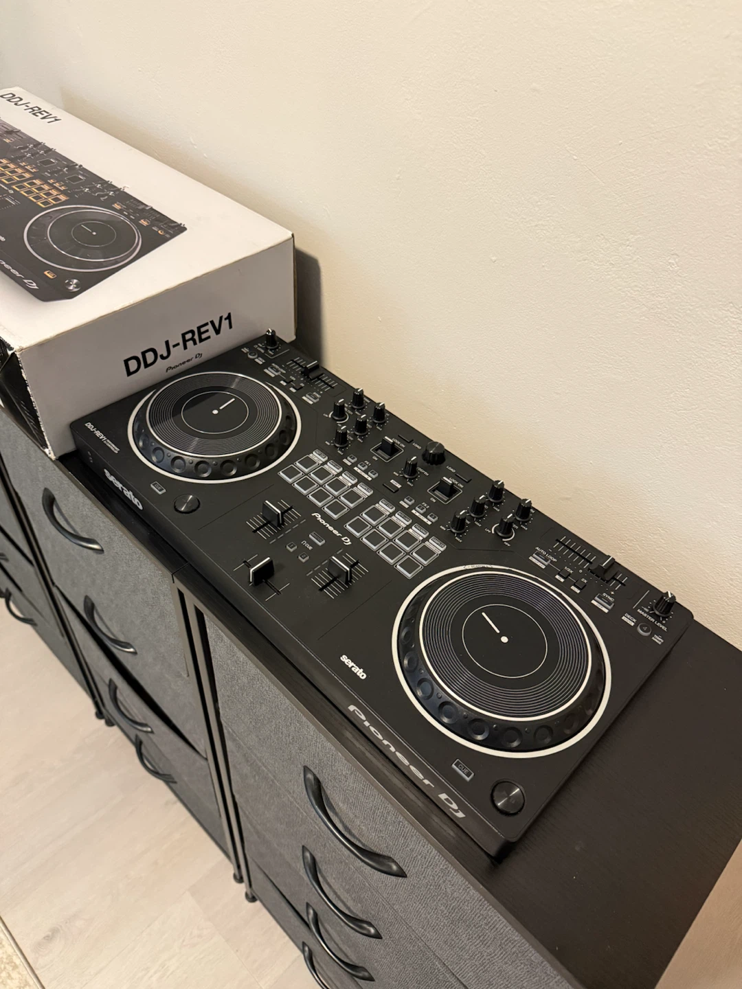 Pioneer DDJ-REV1 – Excellent Condition – Only 2 Months Used - photo 2
