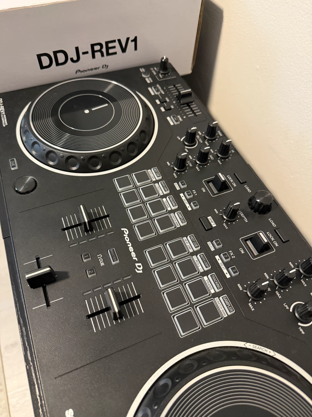 Pioneer DDJ-REV1 – Excellent Condition – Only 2 Months Used - photo 4