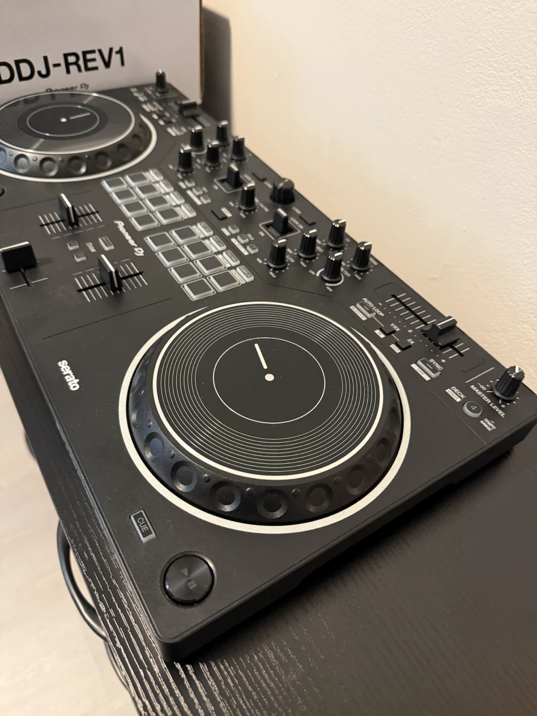 Pioneer DDJ-REV1 – Excellent Condition – Only 2 Months Used - photo 5
