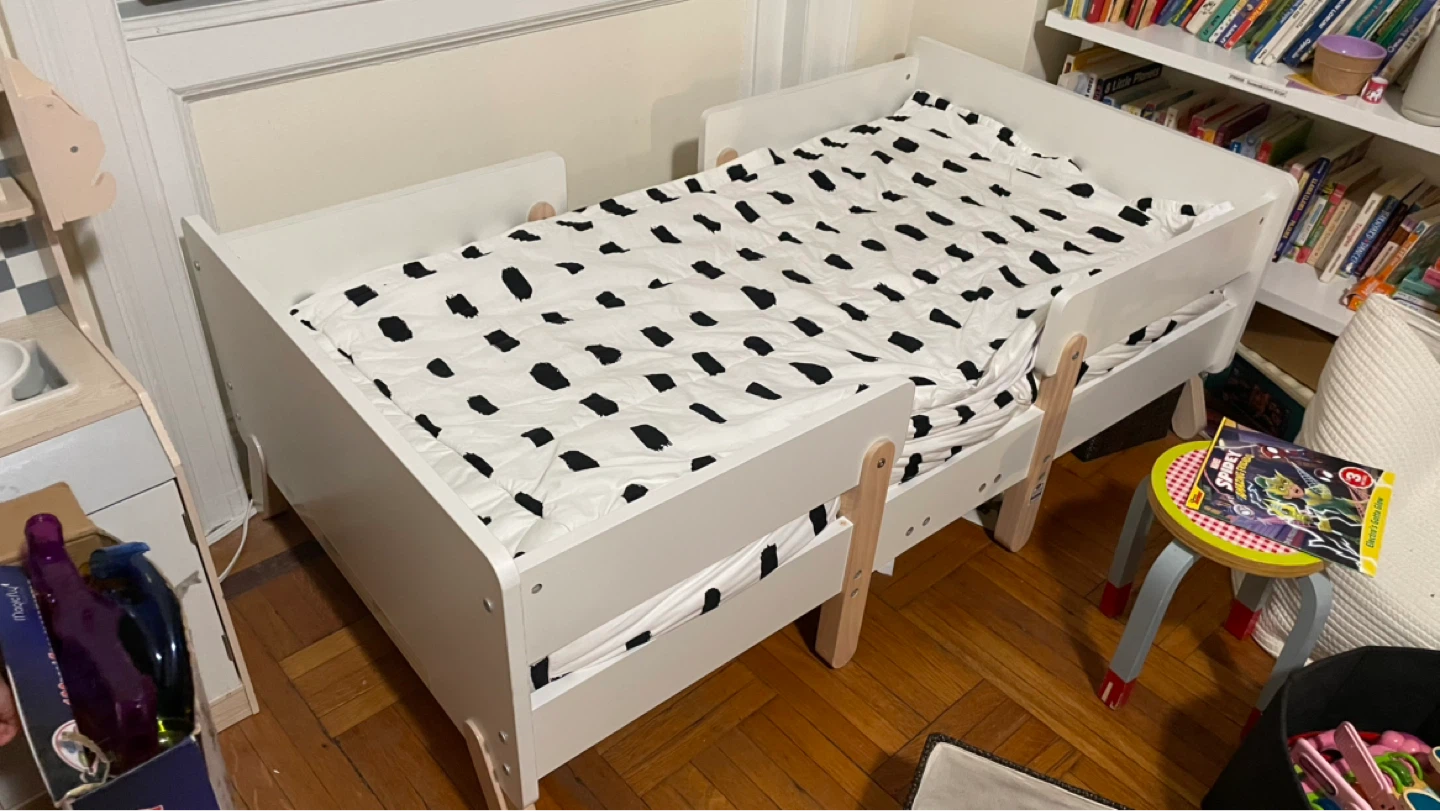 White Toddler Bed with Wooden Legs - photo 2