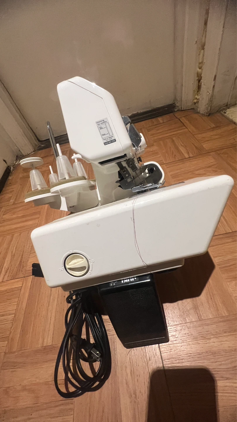 Juki MO-644D Serger Sewing Machine - photo 3