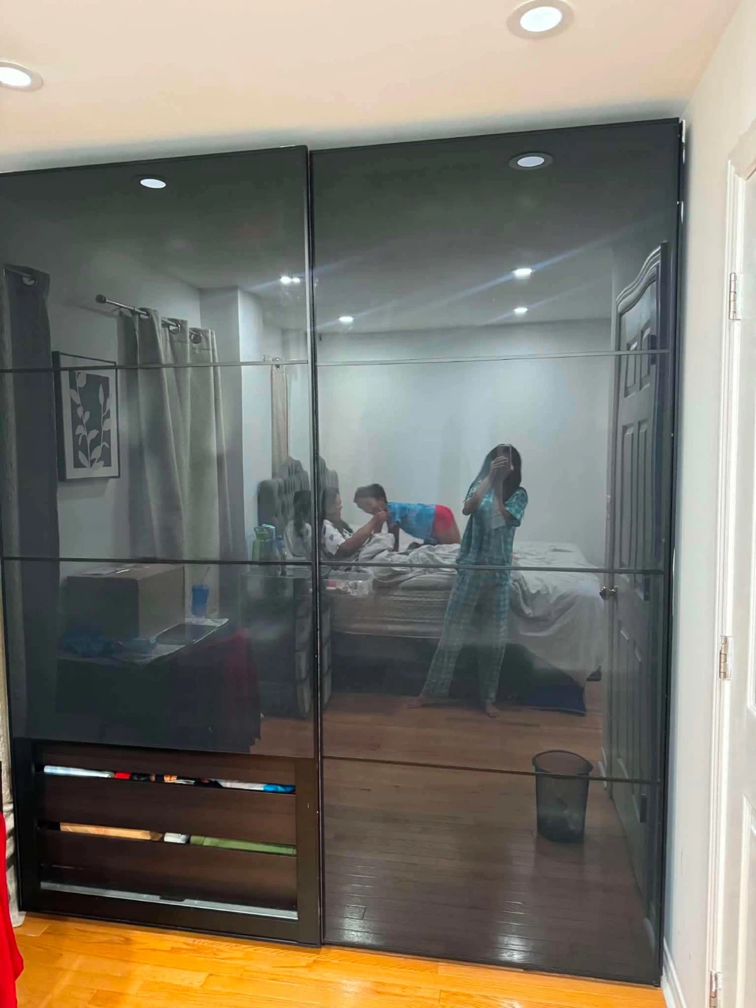 Modern & Spacious Wardrobe with Mirrored Doors - photo 3