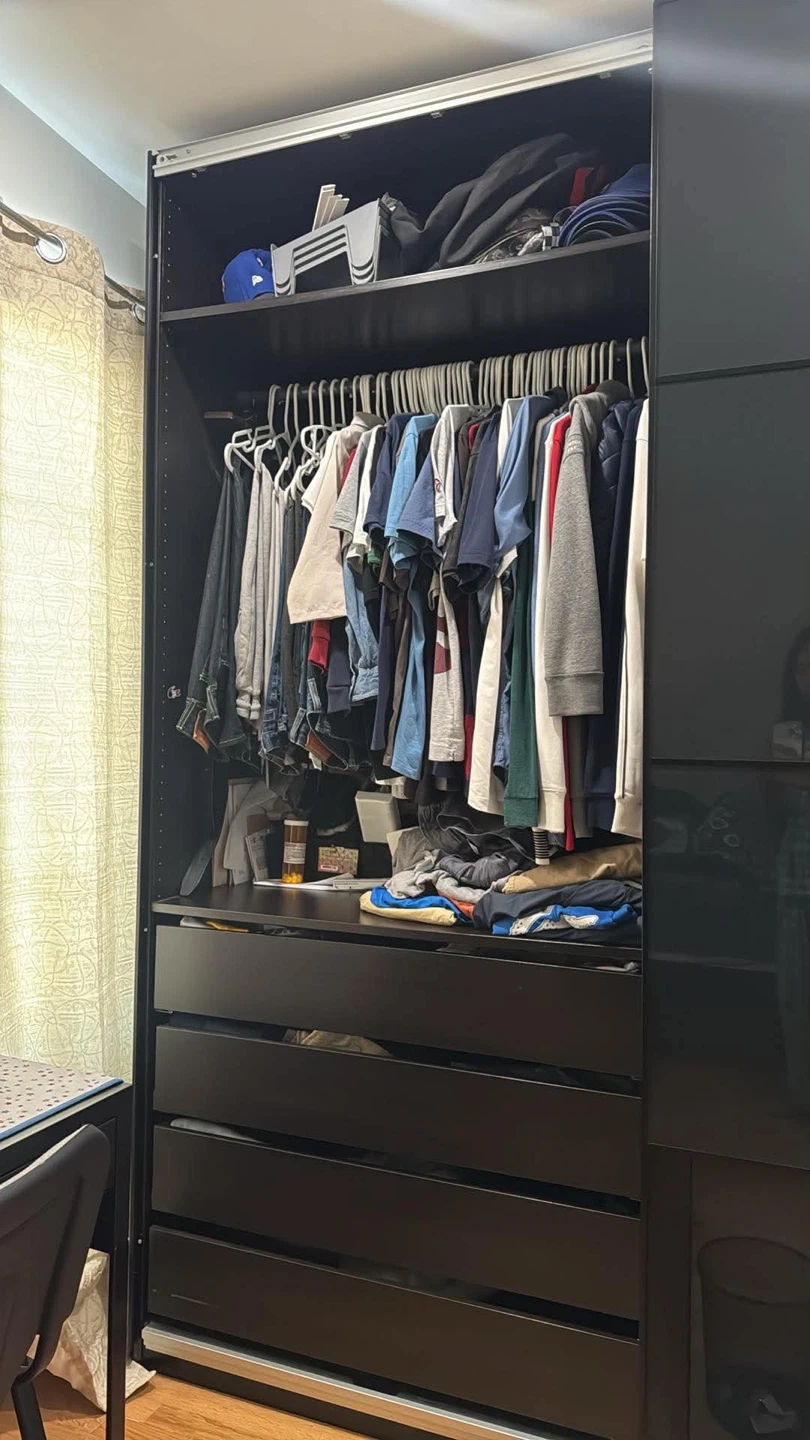 Modern & Spacious Wardrobe with Mirrored Doors - photo 4