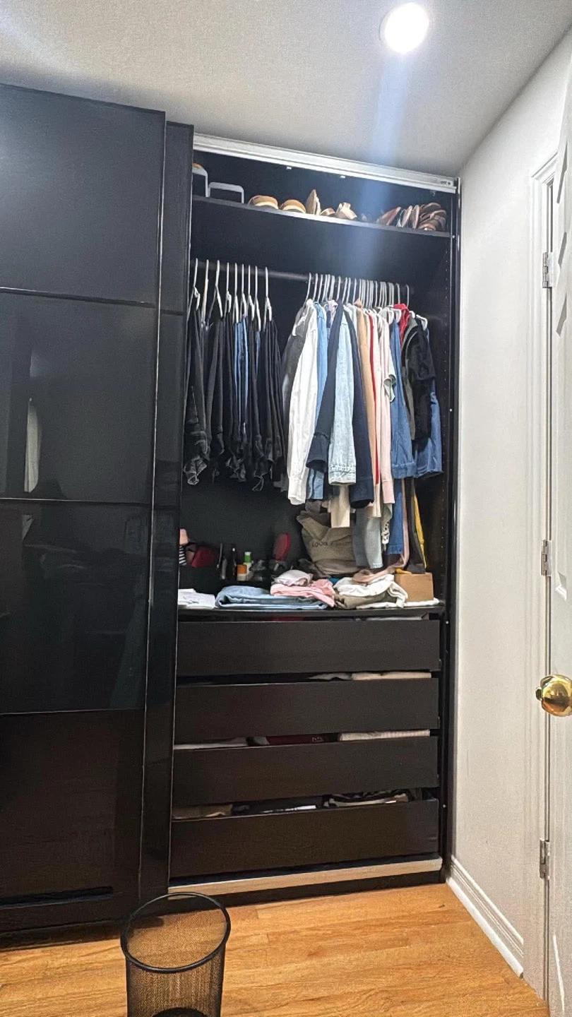 Modern & Spacious Wardrobe with Mirrored Doors - photo 5