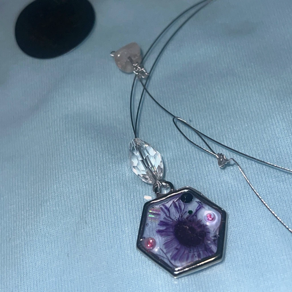 Hexagonal Resin Pendant Necklace with Purple Flower - photo 3