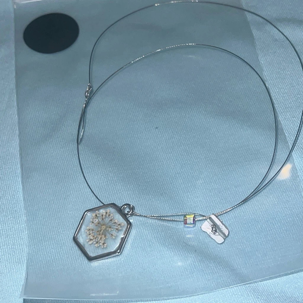 Hexagon Resin Necklace with Dried Flower - photo 2