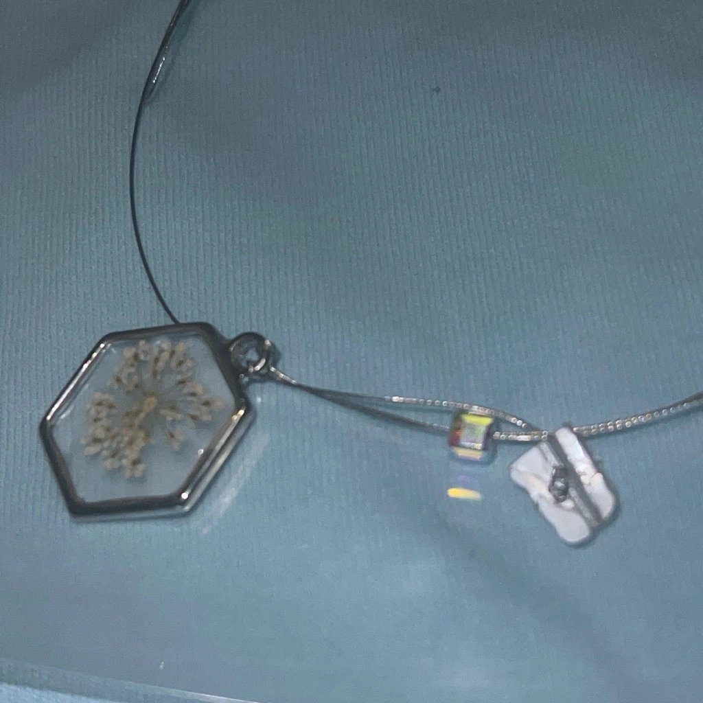 Hexagon Resin Necklace with Dried Flower - photo 3