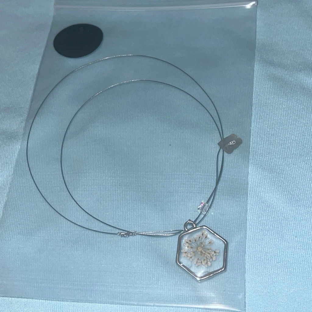 Hexagon Resin Necklace with Dried Flower - photo 4