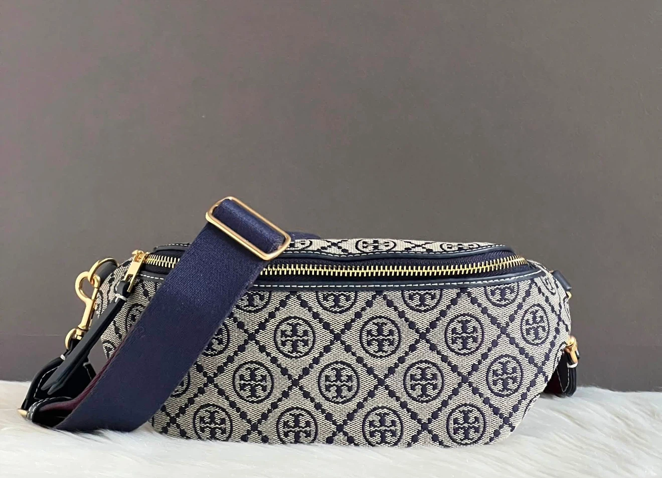 FOR SALE ✨ Brand new Tory Burch T Monogram Belt Bag - photo 3