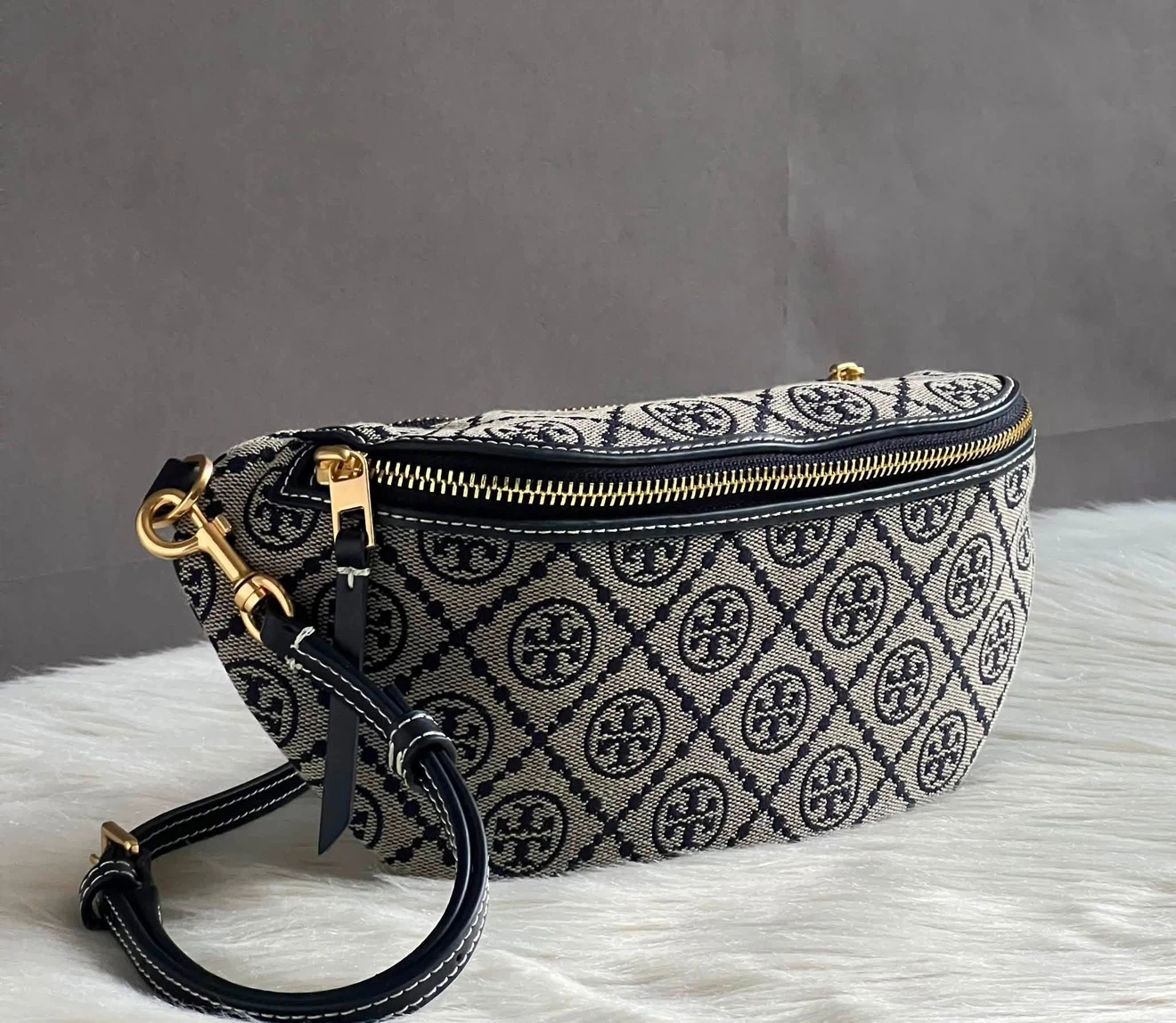 FOR SALE ✨ Brand new Tory Burch T Monogram Belt Bag - photo 4