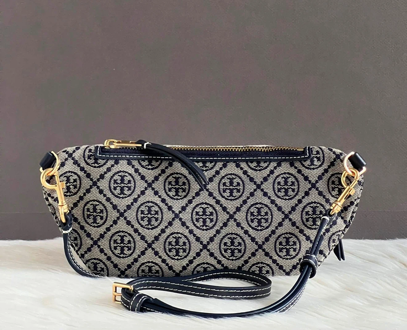 FOR SALE ✨ Brand new Tory Burch T Monogram Belt Bag - photo 5