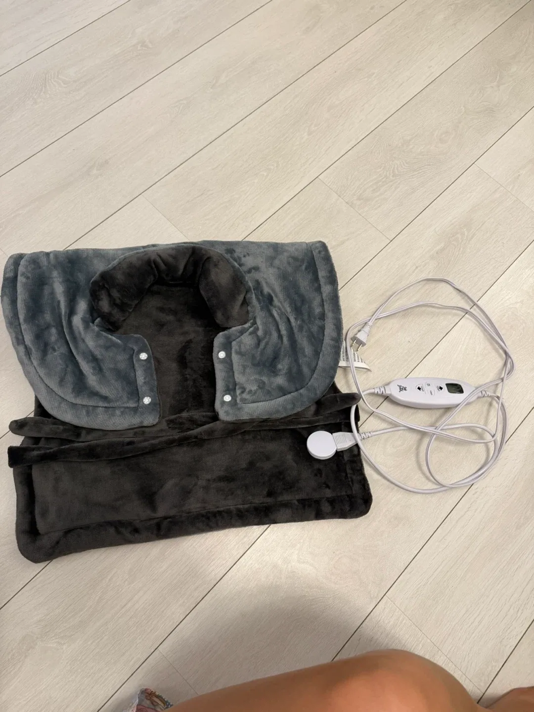 Grey Electric Heating Pad for Neck and Shoulders - photo 3