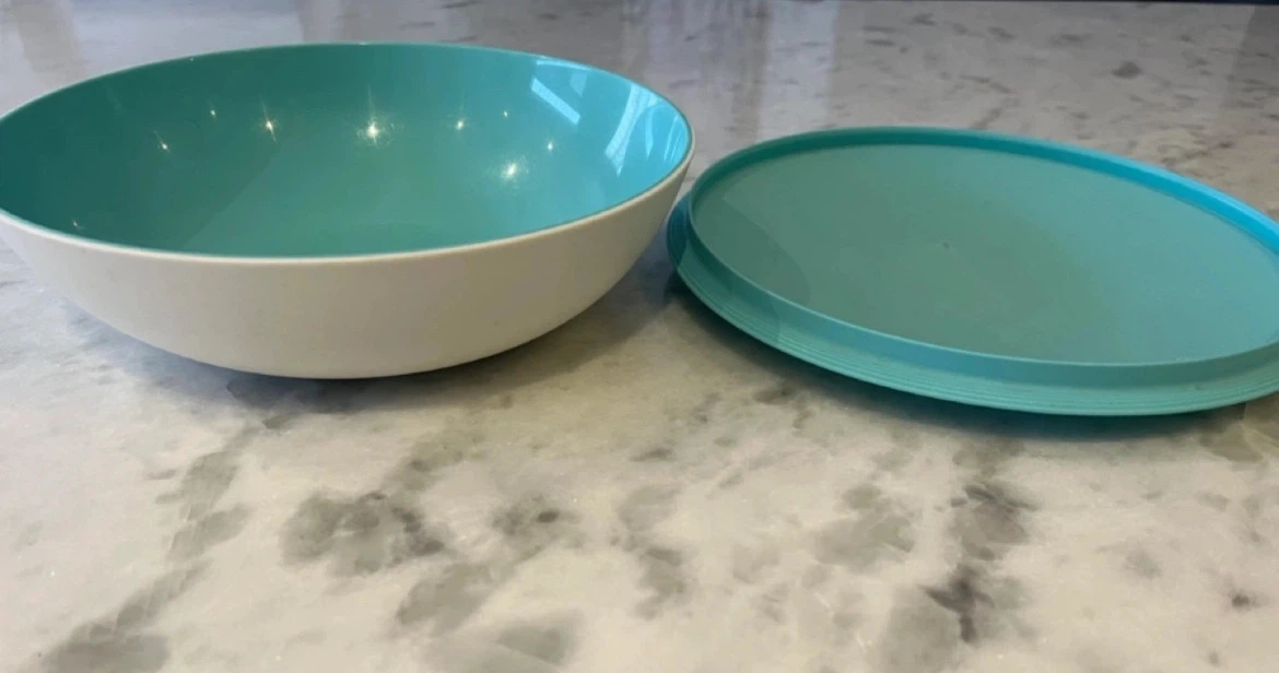 Tupperware Serving Bowl with Lid