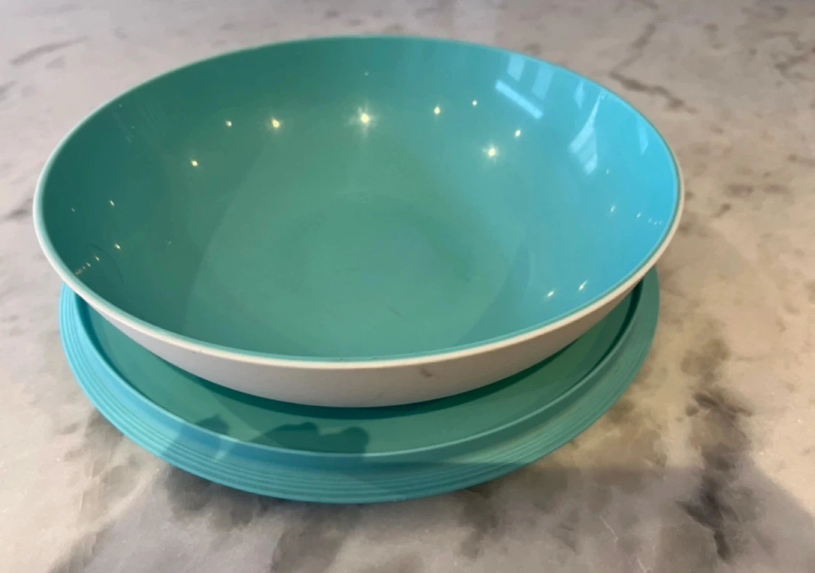 Tupperware Serving Bowl with Lid - photo 2