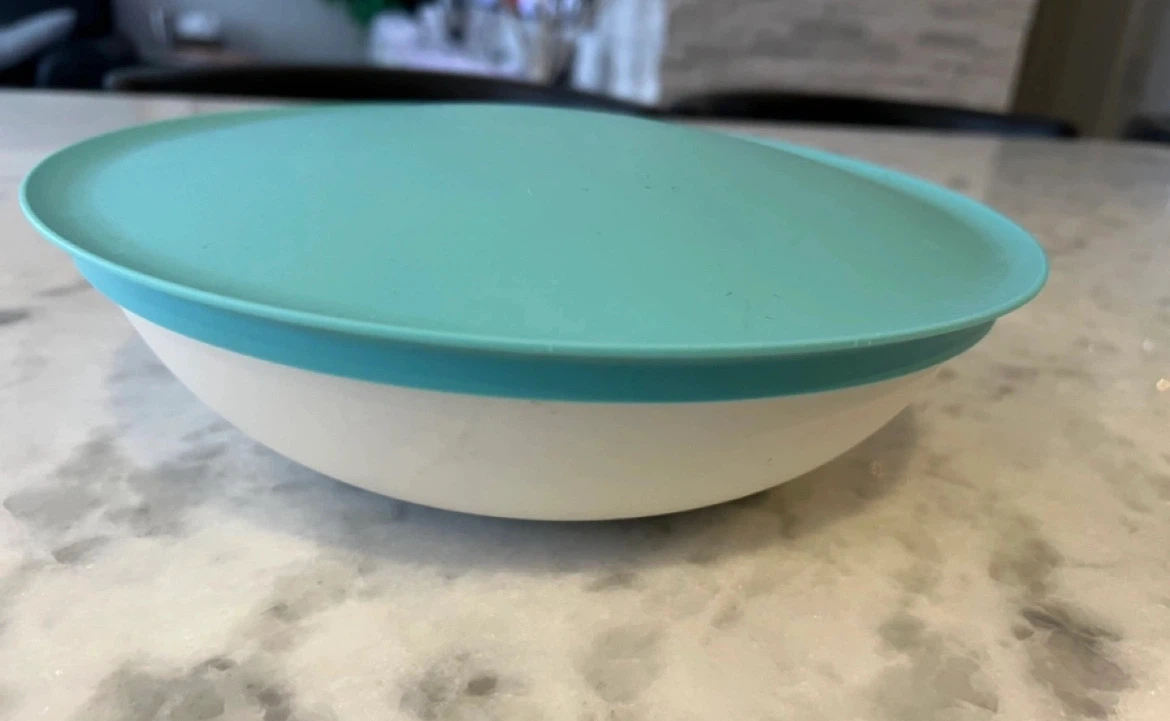 Tupperware Serving Bowl with Lid - photo 4