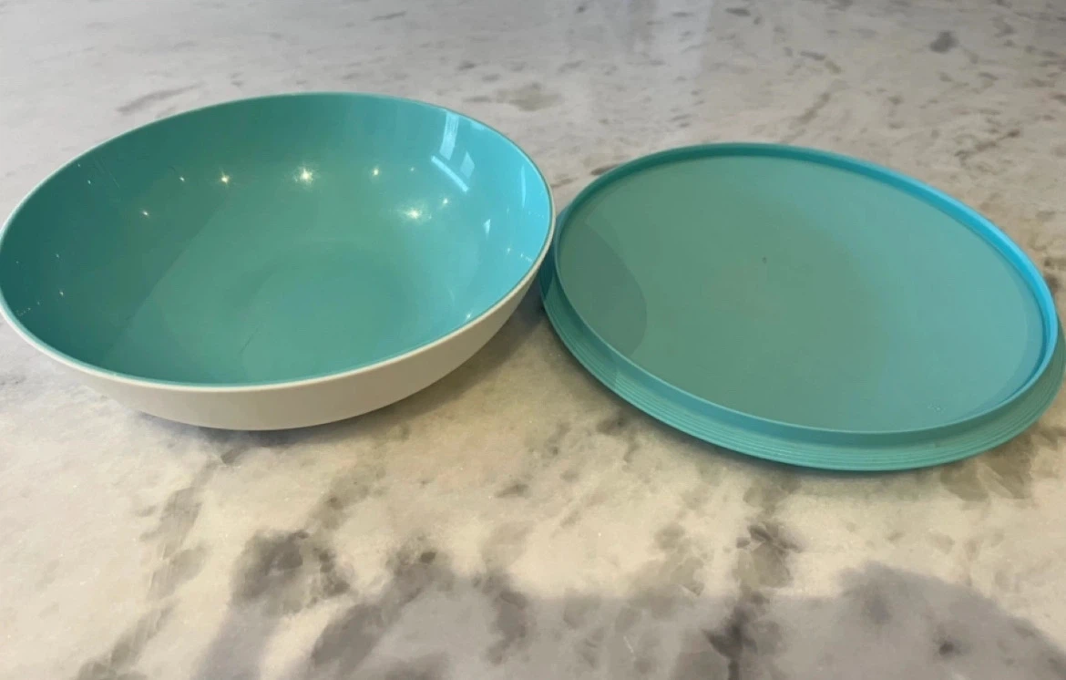Tupperware Serving Bowl with Lid - photo 5