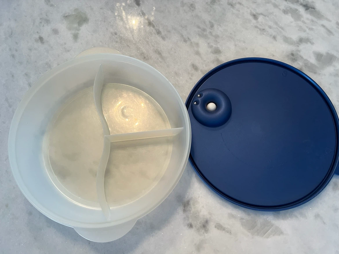 Tupperware divided food container - photo 2
