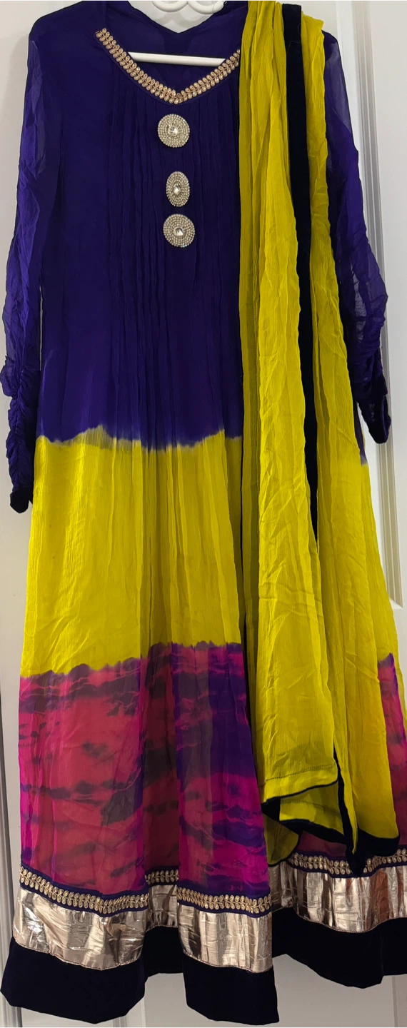 Women's Traditional Pakistani Dress with Scarf