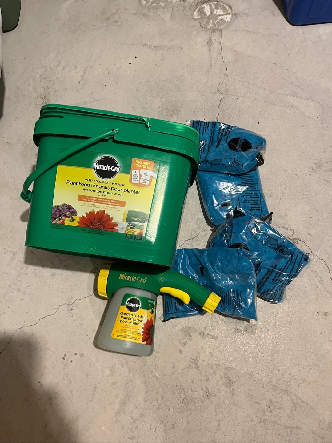 Miracle-Gro All Purpose Plant Food with Garden Feeder