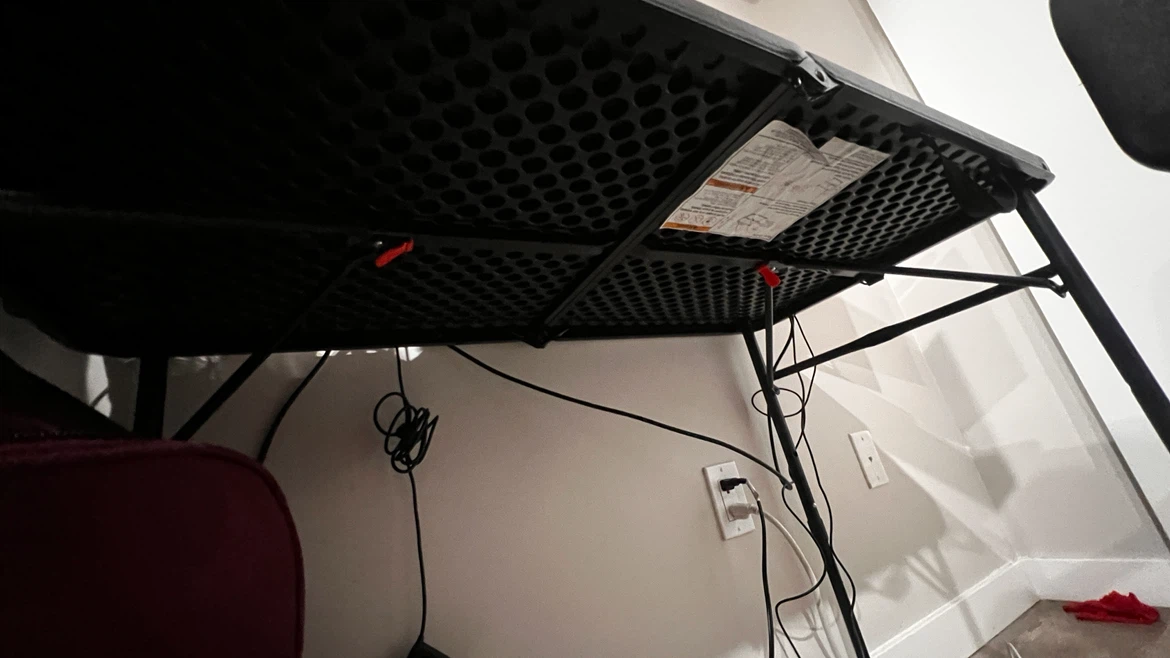 Folding Table + 2 Monitors + Very comfy chair - photo 4