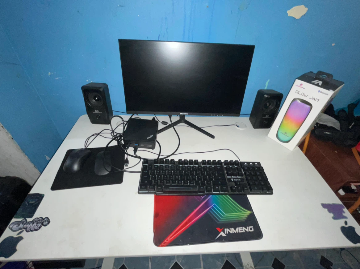 White Gaming/streaming Desk