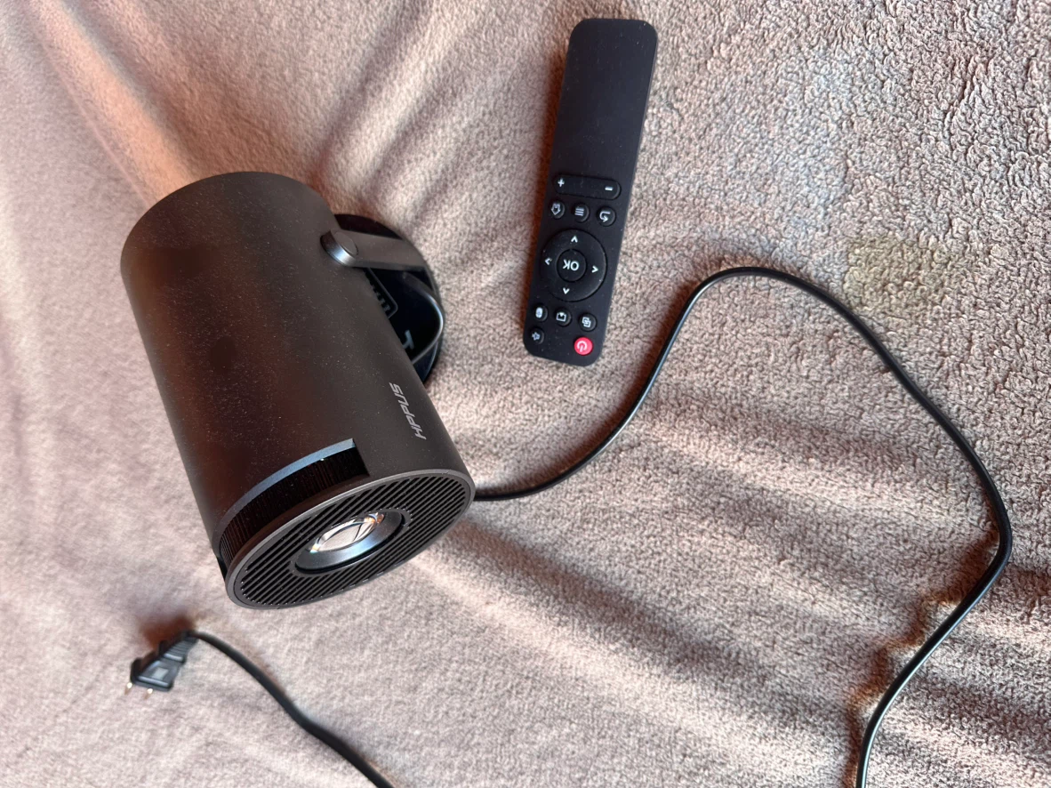 HAPUS Mini Projector with Remote - photo 2