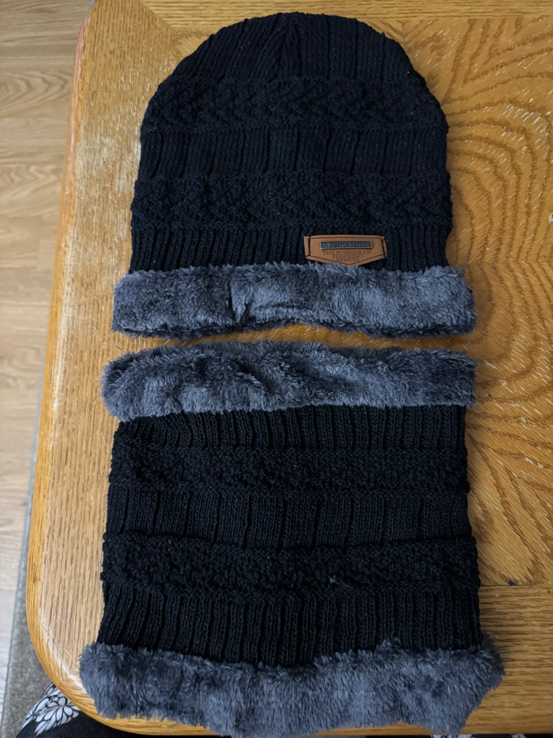 SONG TING Black Knit Beanie and Scarf Set
