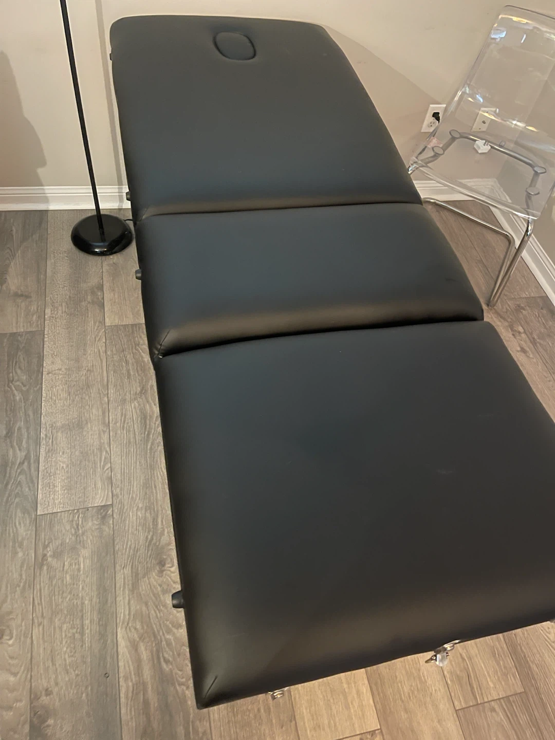 Black massage bed
