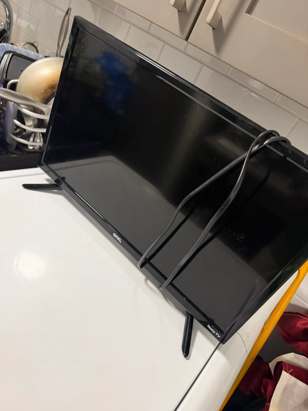 Onn. Roku TV 24-inch LED TV - photo 3