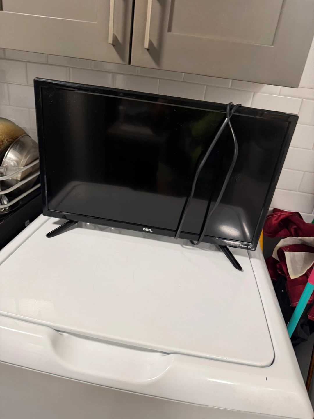 Onn. Roku TV 24-inch LED TV - photo 4