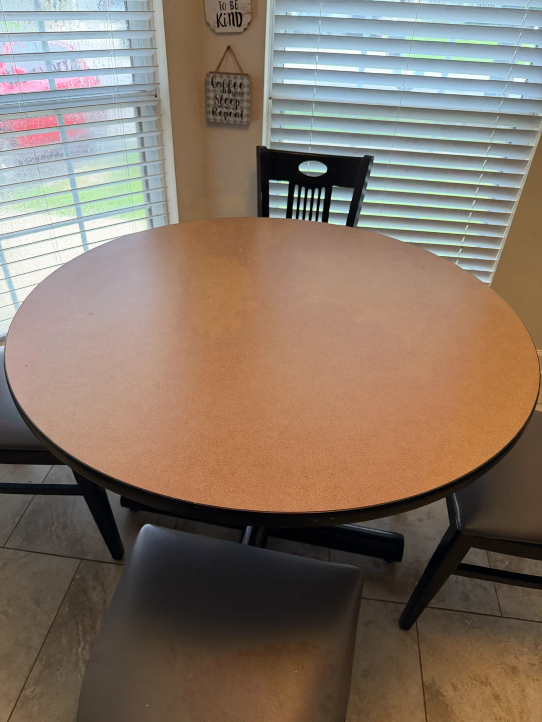 Round Table with 4 Chairs - photo 2