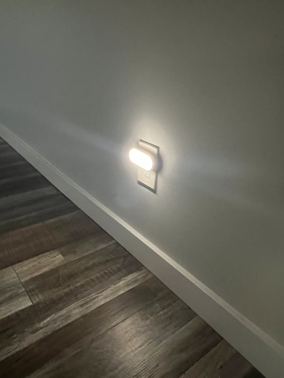 LED night light plug-in – dusk-to-dawn sensor, dimmable