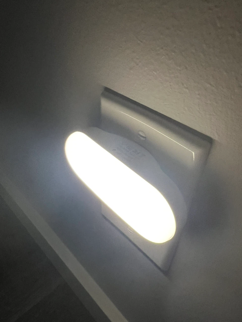 LED night light plug-in – dusk-to-dawn sensor, dimmable - photo 2