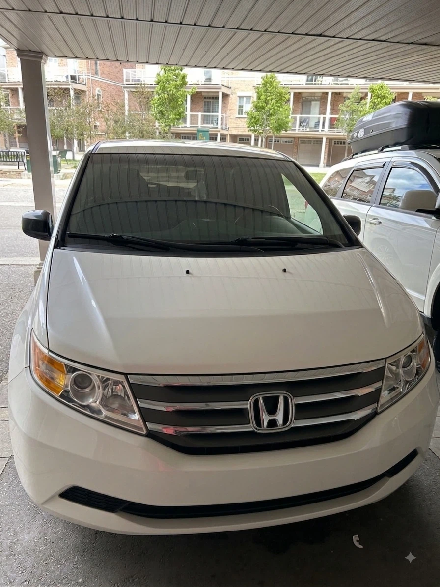 White Honda Odyssey Minivan