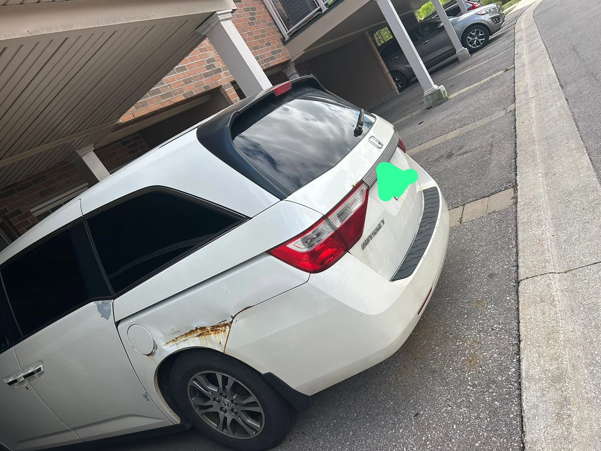 White Honda Odyssey Minivan - photo 2