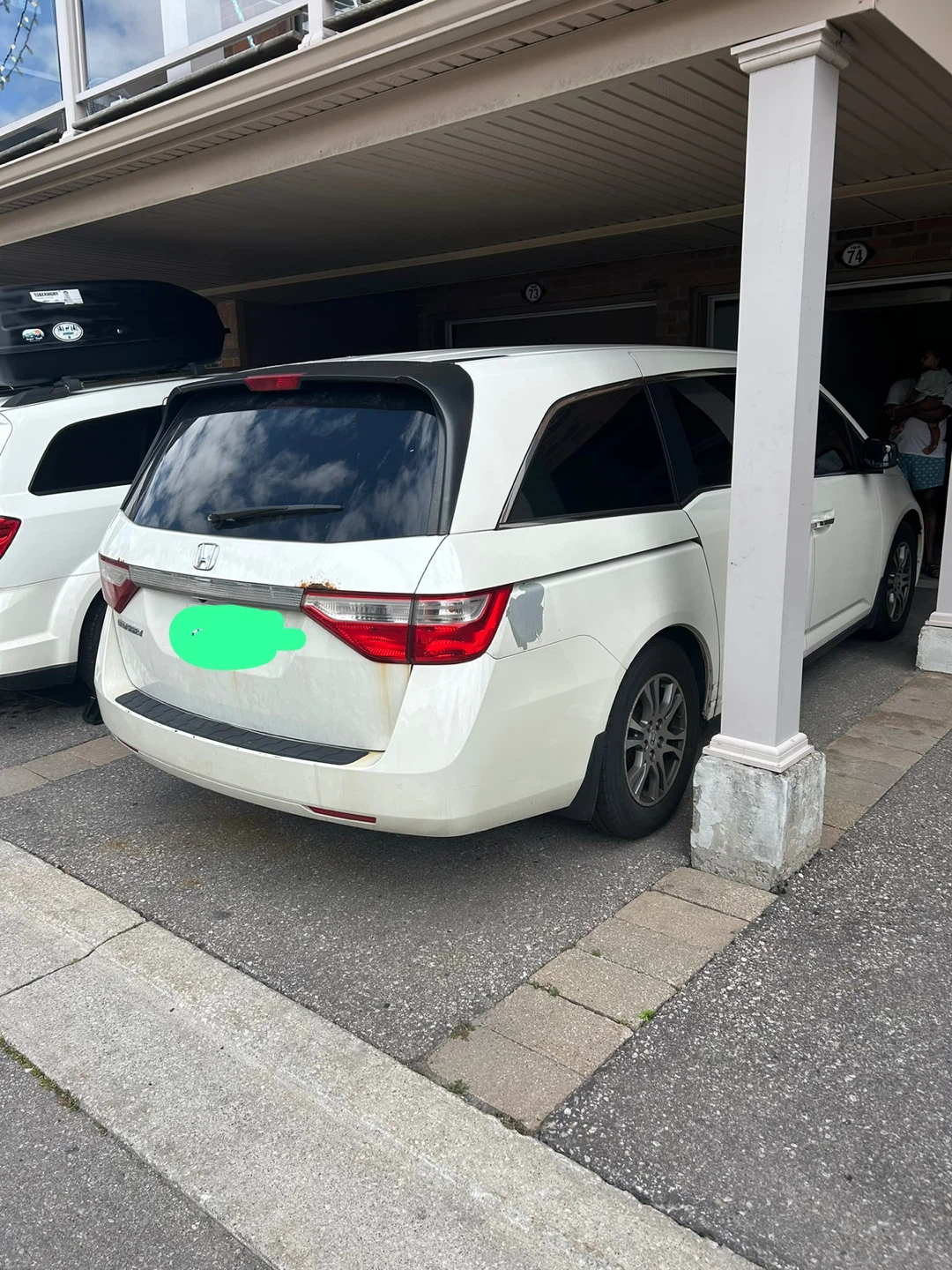 White Honda Odyssey Minivan - photo 3