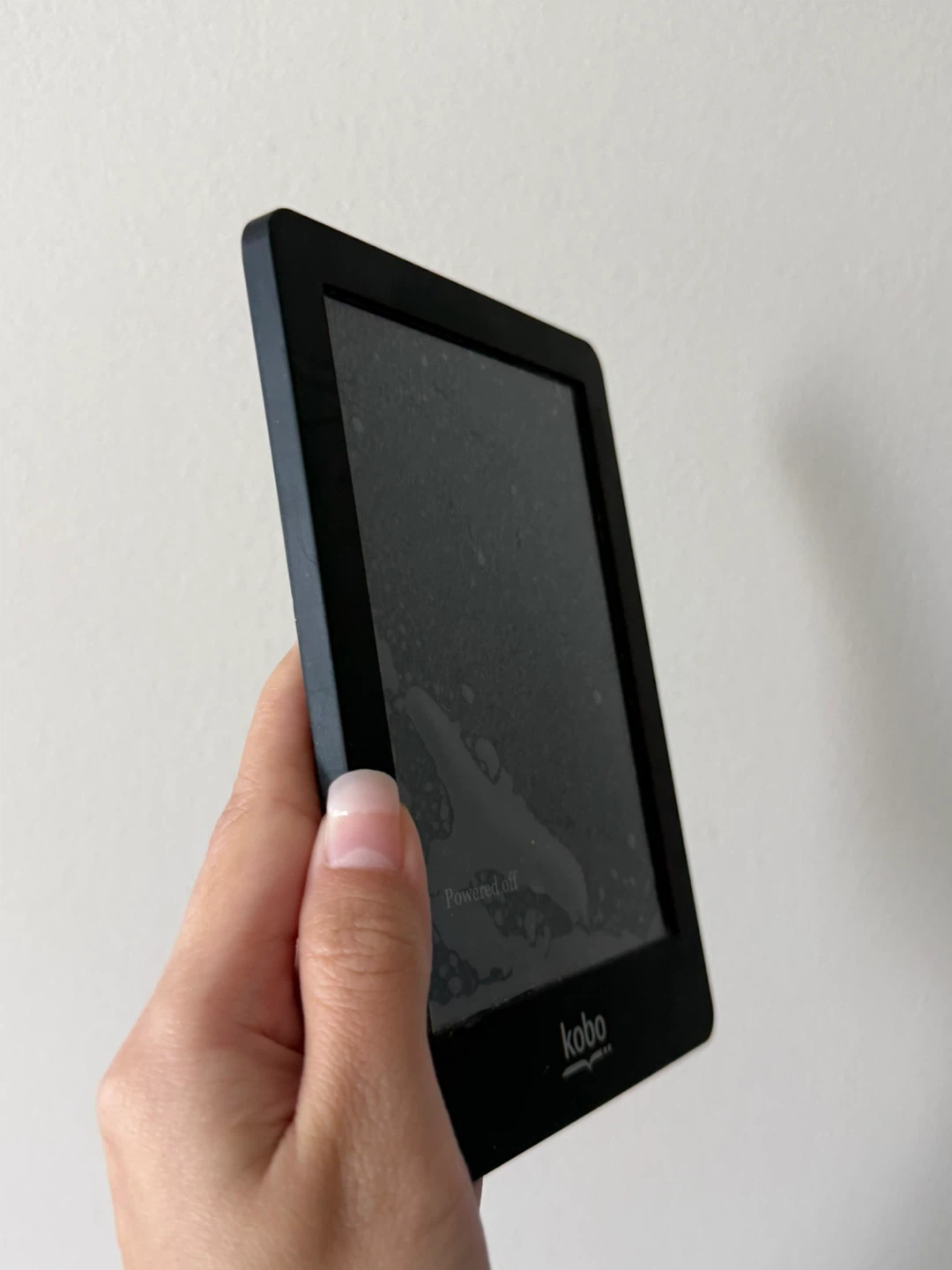 Kobo Glo eReader with cover, screen protector, and box