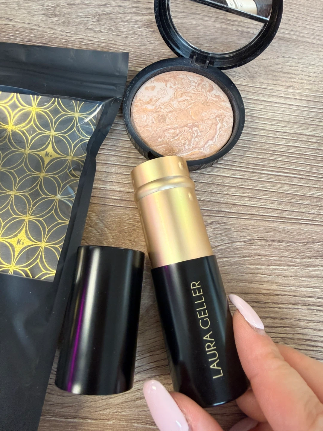 New Laura Geller bake and brighten powder color Light - photo 5